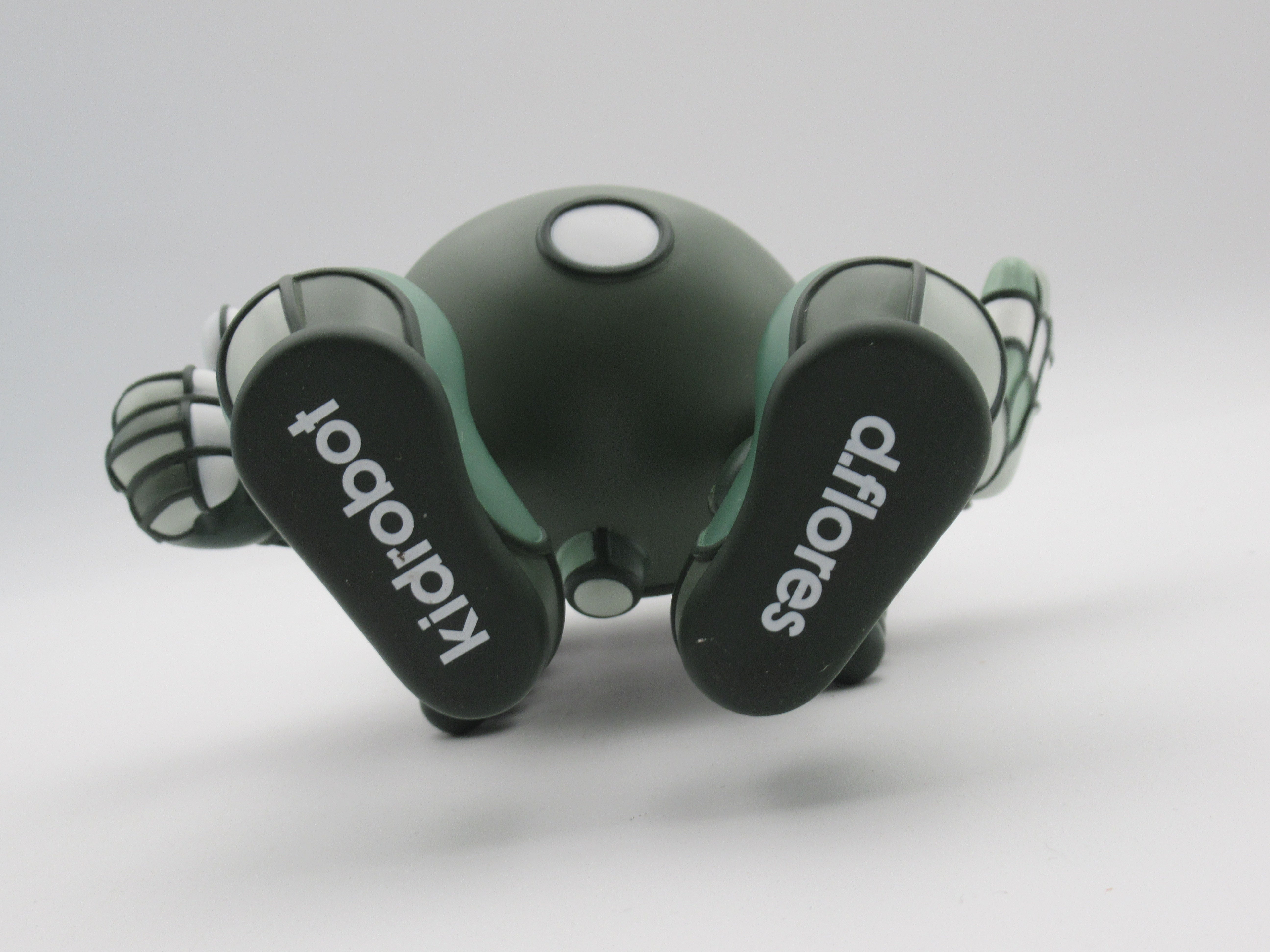 KON ARTIS Green 8" Vinyl Figure - David Flores x Kidrobot (2006) Designer Urban Art Toy